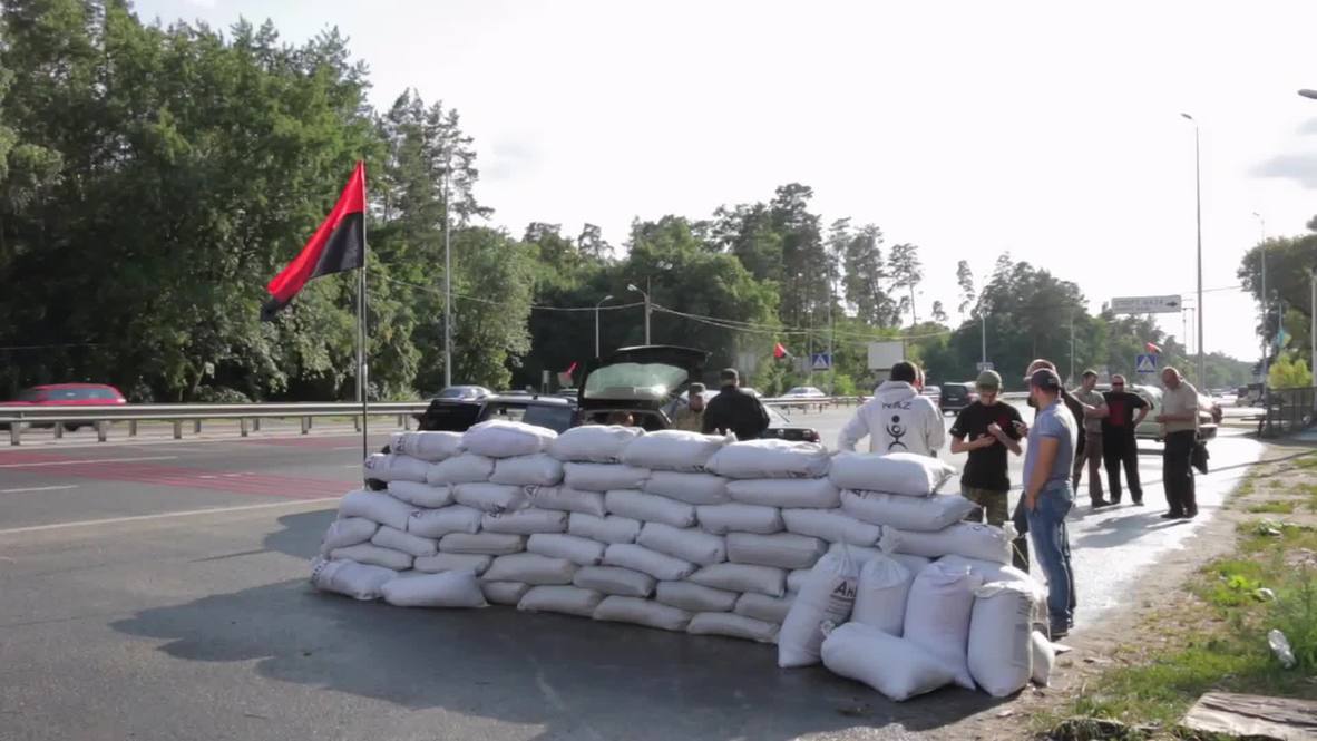 Ukraine: Right Sector set up checkpoints outside Kiev