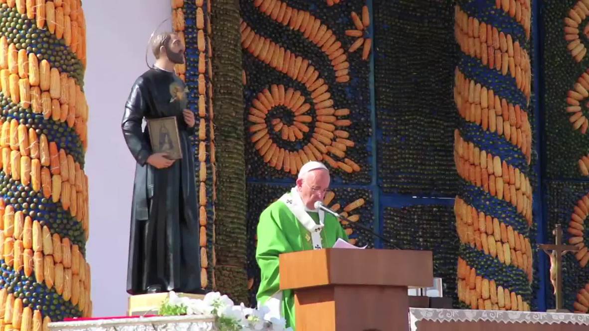 Paraguay: Pope Francis attracts thousands despite poor weather conditions