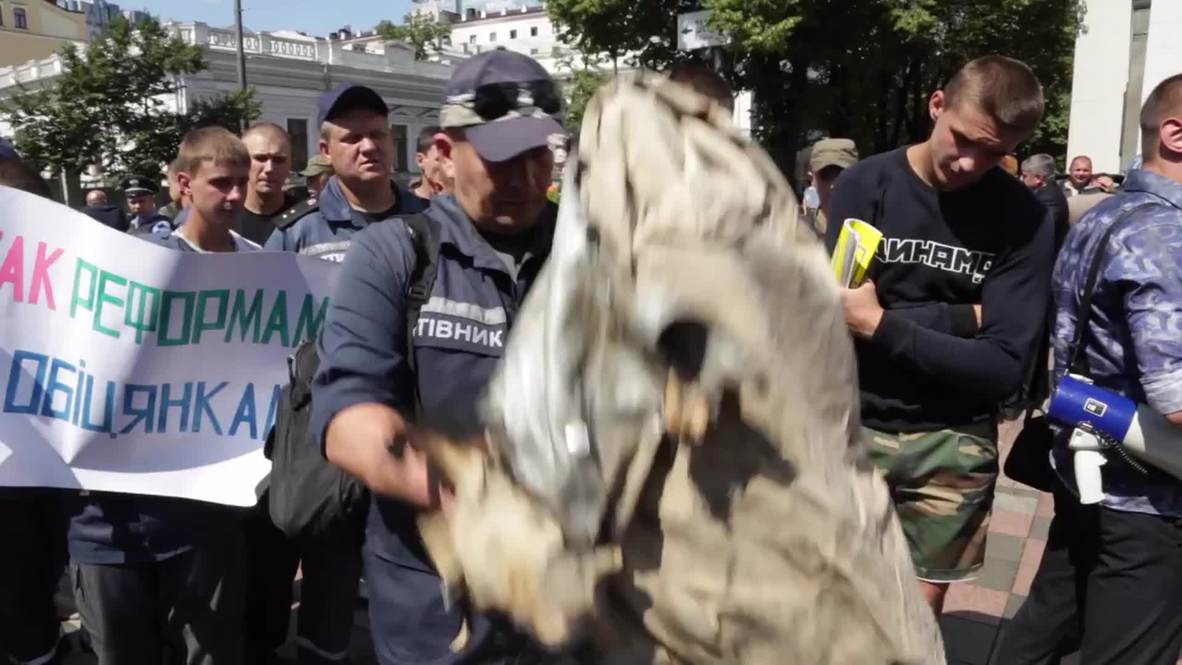 Ukraine: Firefighters burn their uniforms in labour rights protest