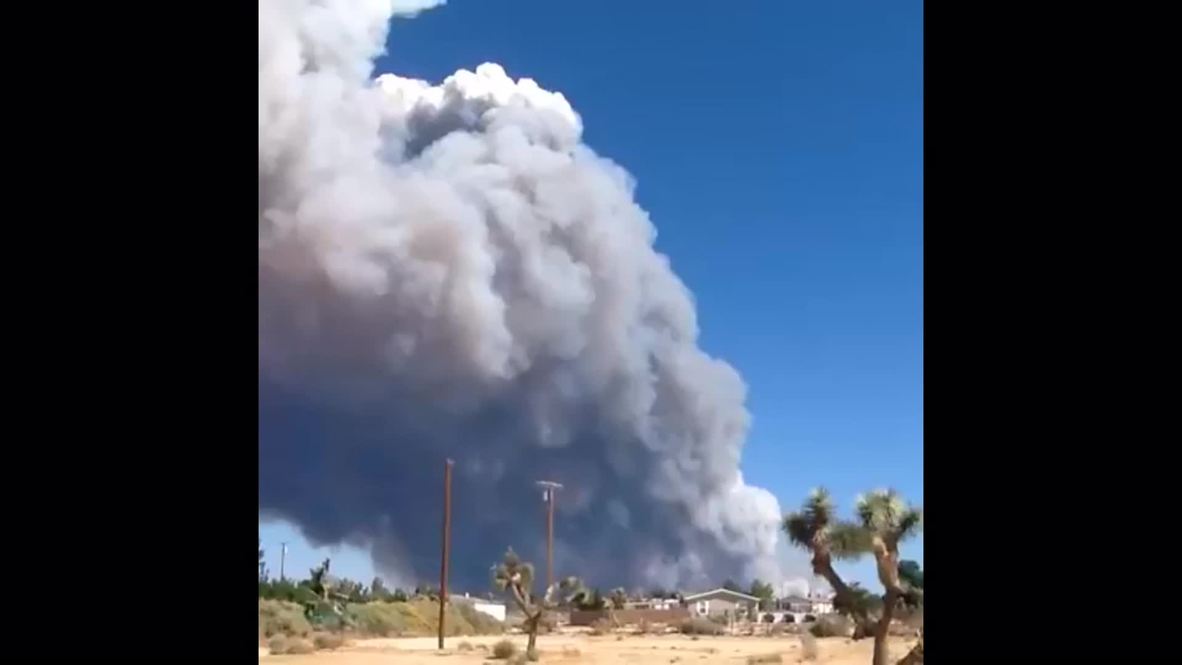 USA: Huge smoke plumes over California freeway as wildfire spreads
