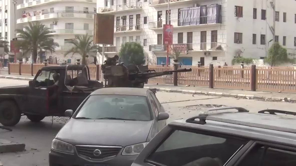 Yemen: Houthis and soldiers battle in Aden