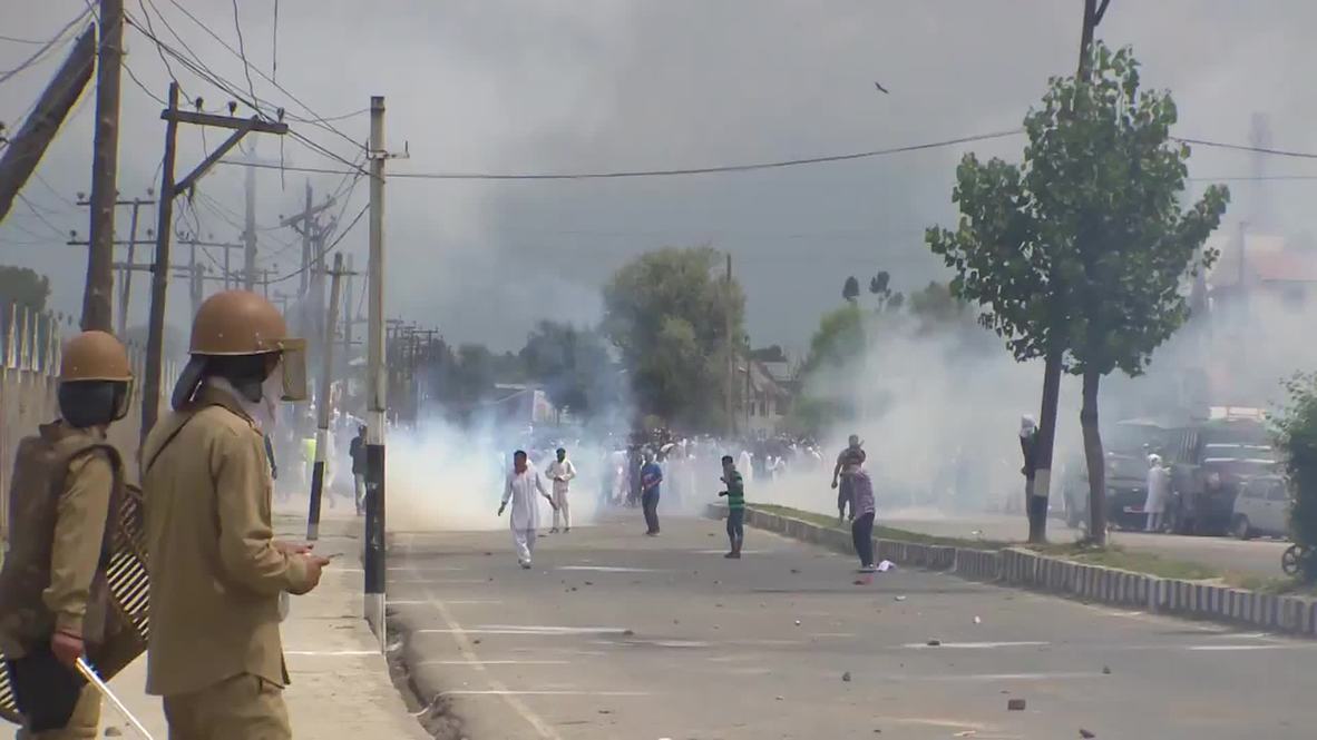 India: Violent clashes erupt after Eid prayers in Kashmir