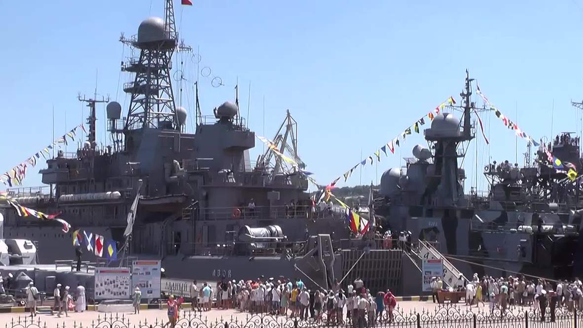 Russia: Army exhibit attracts thousands in Sevastopol