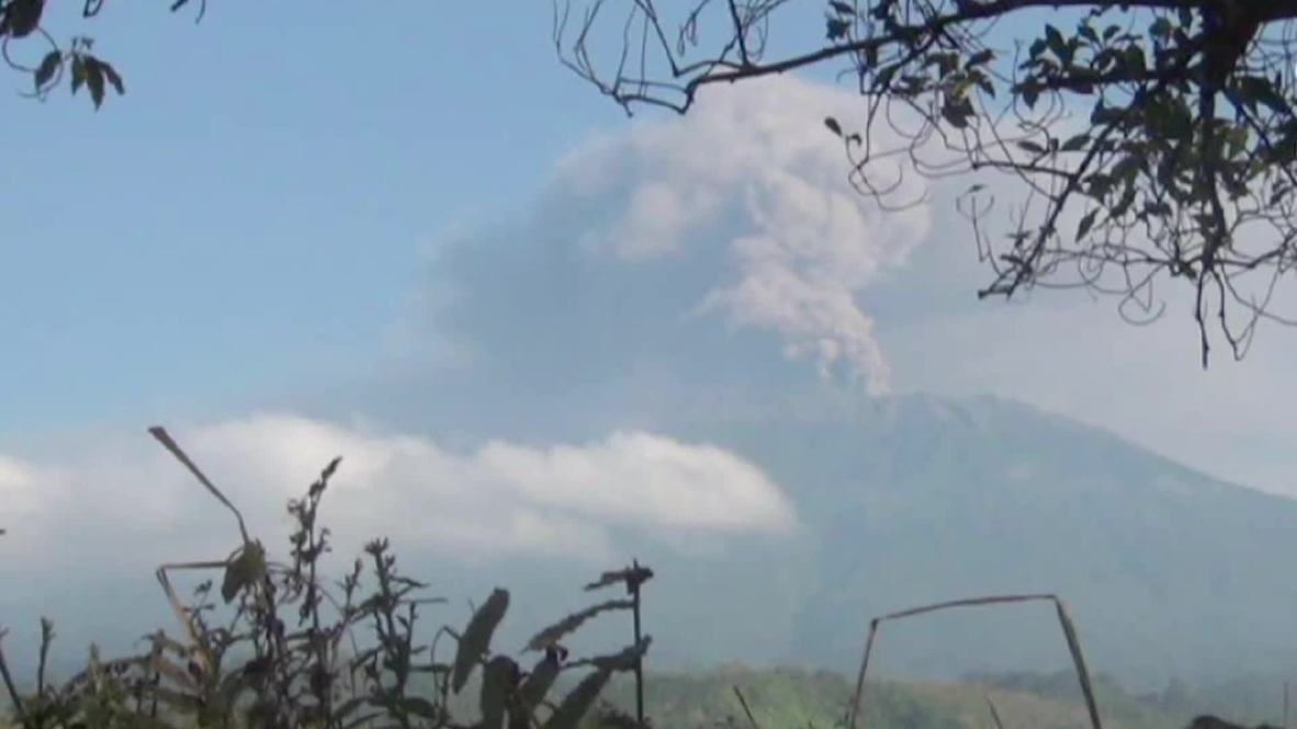 Indonesia: Mount Raung volcano spews out huge ash cloud over East Java