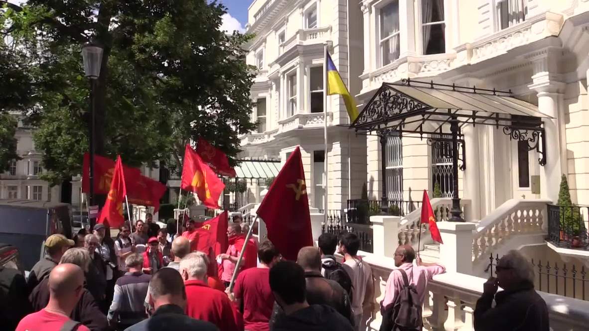 UK: Protesters rally against political repression outside Ukrainian embassy