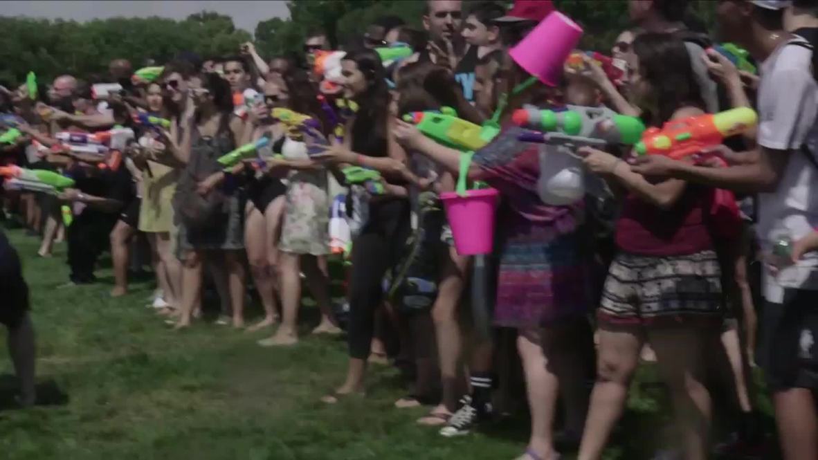 USA: New Yorkers cause a splash in epic Central Park water fight