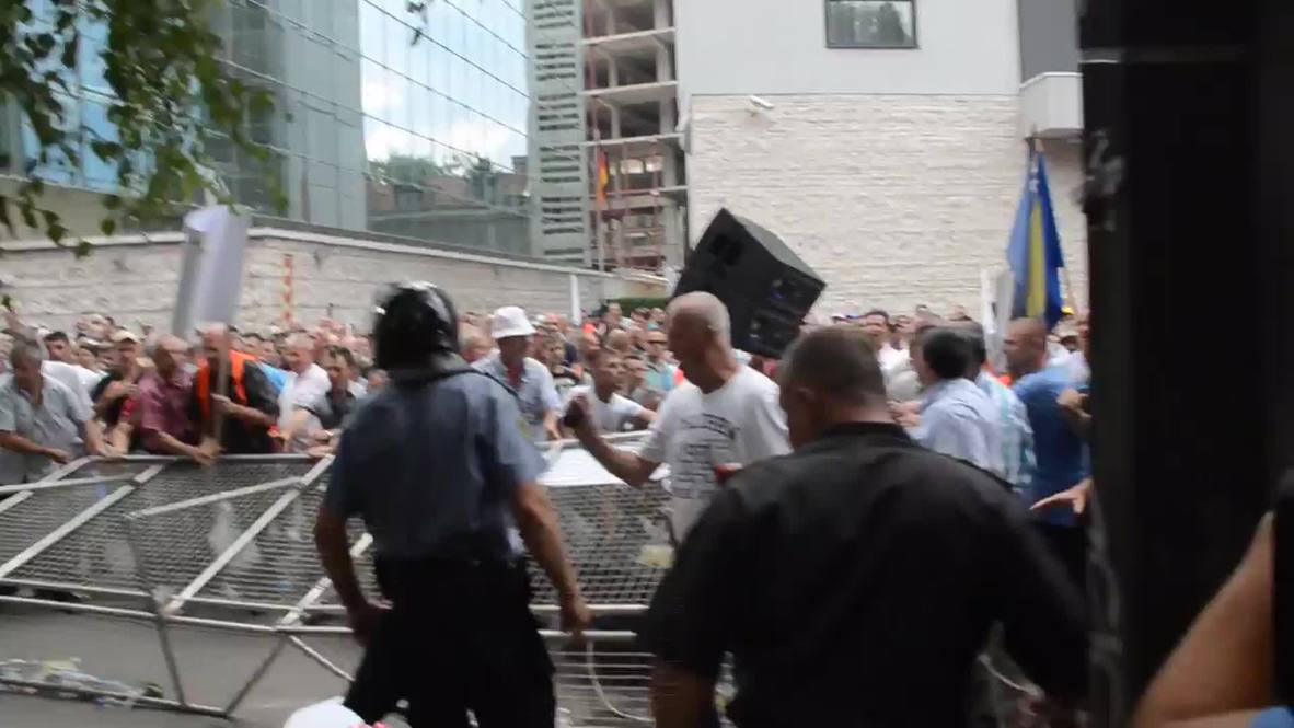 Bosnia and Herzegovina: Protesters scuffle with police over EU labour reforms