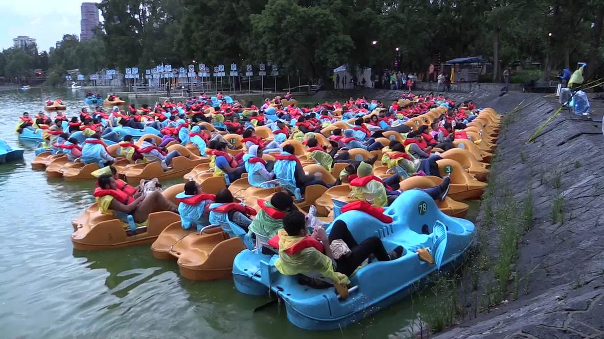 Mexico: Movie lovers hit the LAKE for unique cinema experience