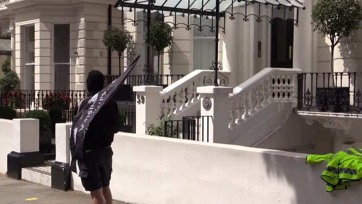 UK: Far-right group disrupt Novorossiya protest outside Ukrainian embassy *EXCLUSIVE* *PARTNER CONTENT*