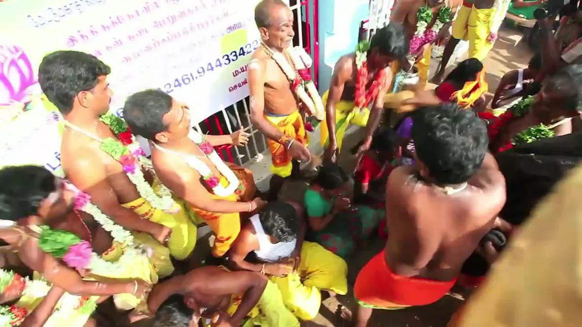 India: Coconuts SMASHED on devotees' heads at Aadi Perukku holy festival