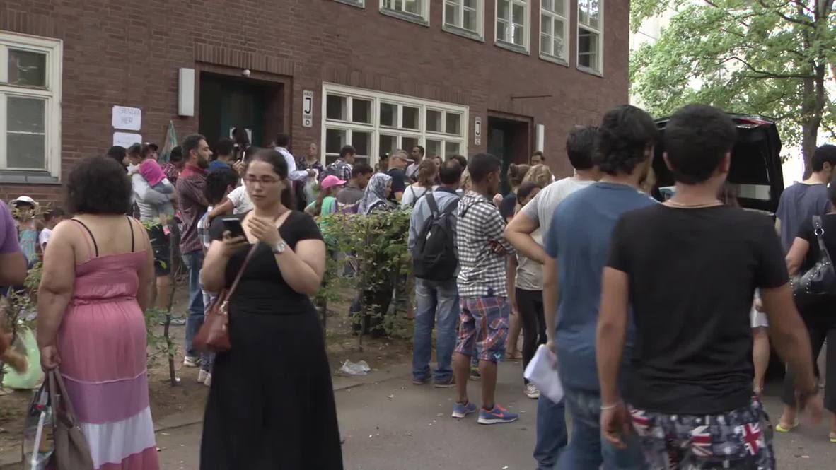 Germany: Berliners work hand in hand with refugees to beat the heat
