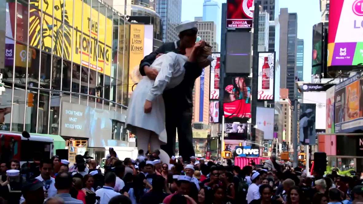USA: Hundreds lock lips at Times Square for WWII anniversary smooch