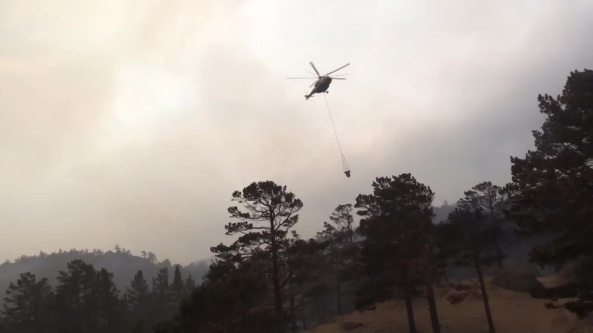 Russia: EMERCOM choppers battle wildfires in Siberia