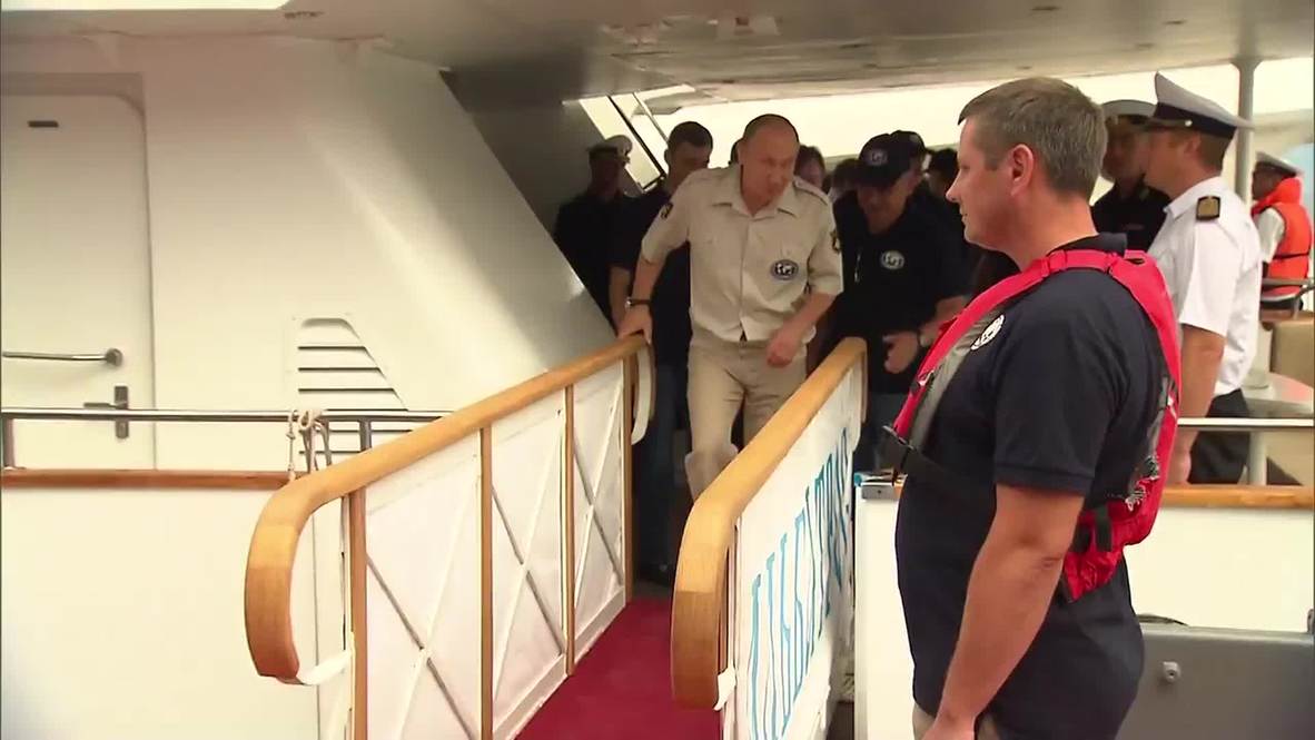 Russia: Underwater Govt? Medvedev surprises Putin at bottom of Black Sea