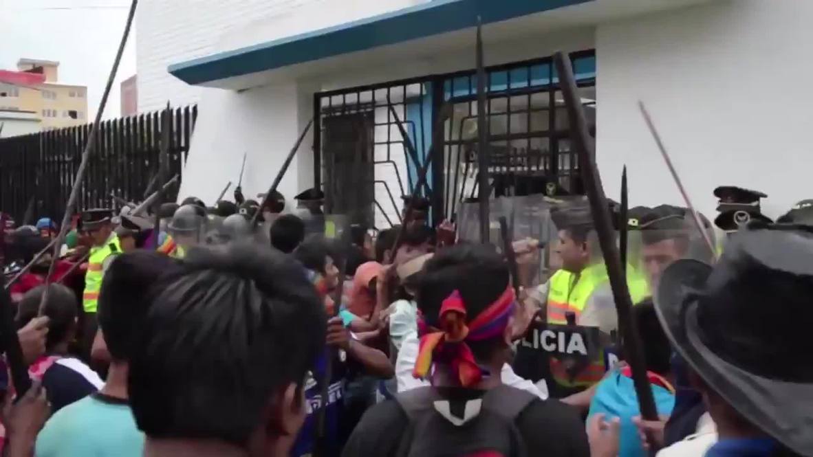 Ecuador: Protesters armed with SPEARS clash with police