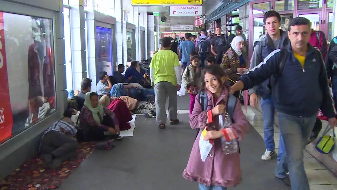 Serbia: Refugees depart Belgrade for border with Hungary