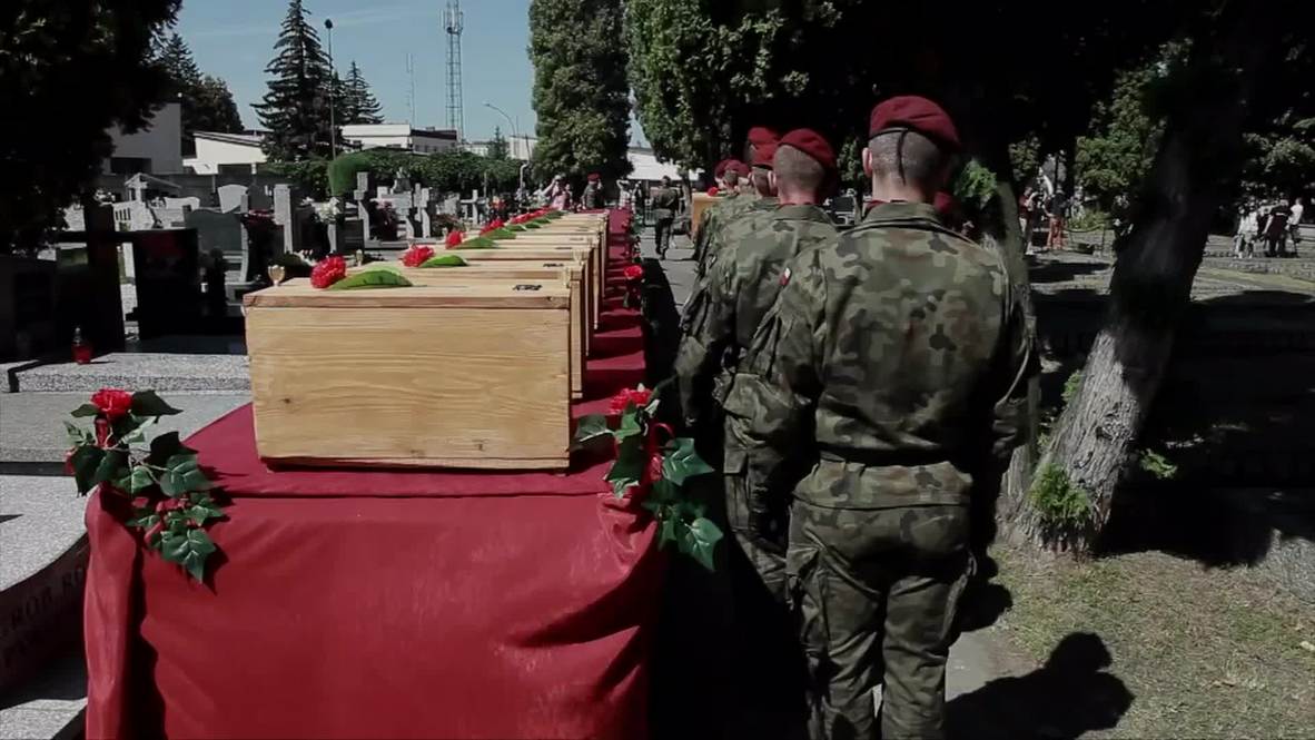 Poland: Red Army troops reburied with honours after exhumation