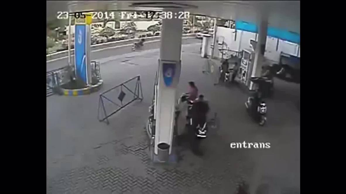 India: Nightmare! Phone turns into fireball at a petrol station