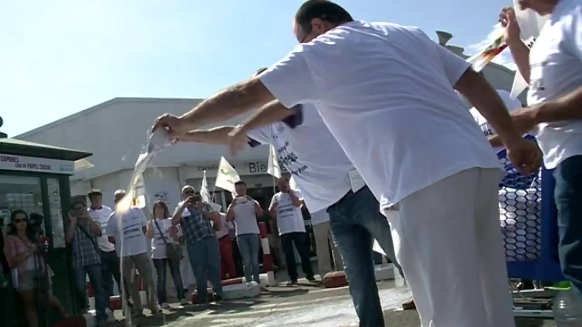 Spain: No tears over this spilt milk! Farmers crash Carrefour supermarket