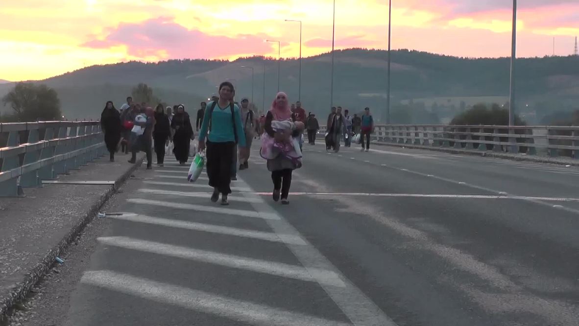 Greece: Thousands still wait to cross border into Macedonia