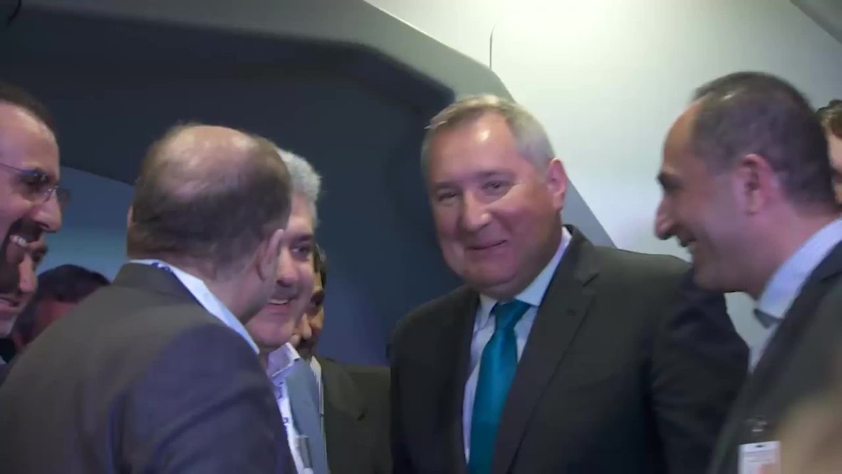 Russia: Iranian Vice President tries out 3D combat simulators at MAKS-2015