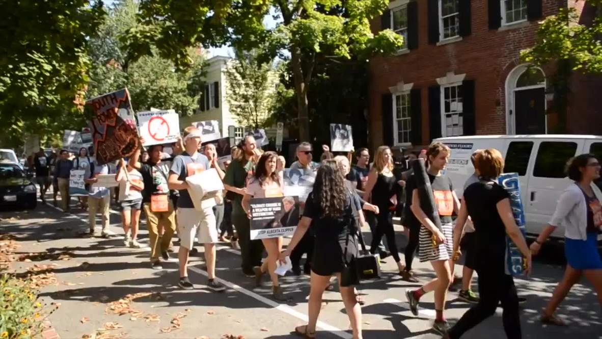 USA: Protesters besiege John Kerry's house, calling him out