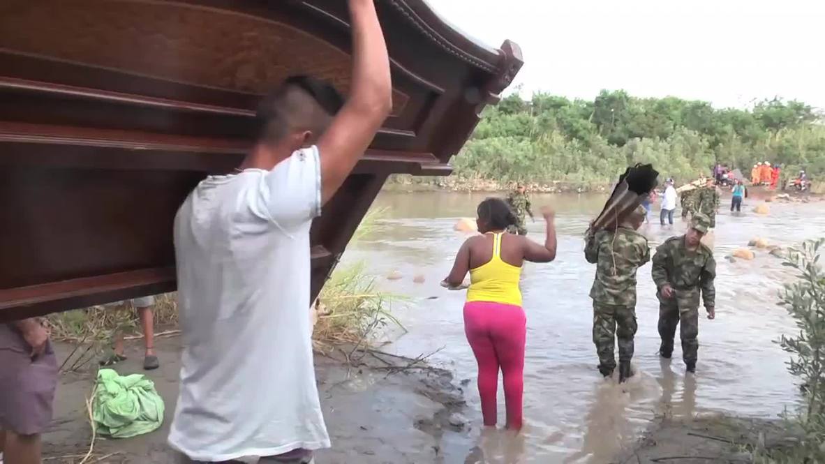 Colombia: Migrants cross Venezuelan border back to homeland