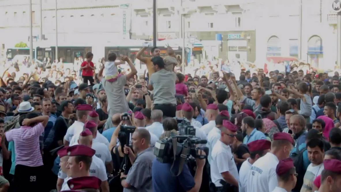 Hungary: Migrants protest outside Budapest rail station
