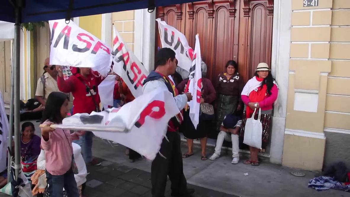 Guatemala: President Molina's supporters block congress as politicians vote for his removal