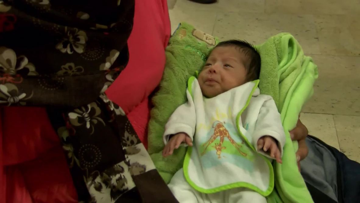 Hungary: Police force refugee family with new-born baby off Munich-bound train