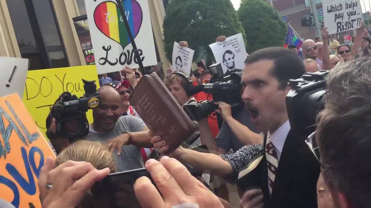 USA: Protesters rage against jailing of clerk who refused to issue same-sex licences