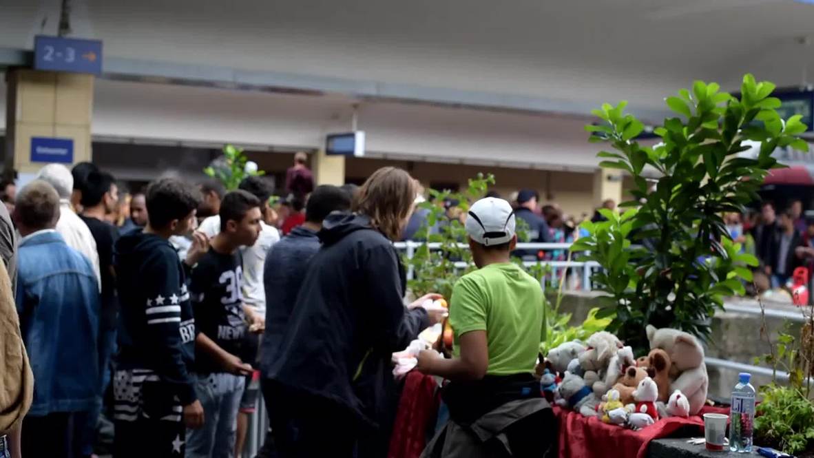 Austria: Volunteers greet hundreds of refugees at Vienna's Westbanhof station