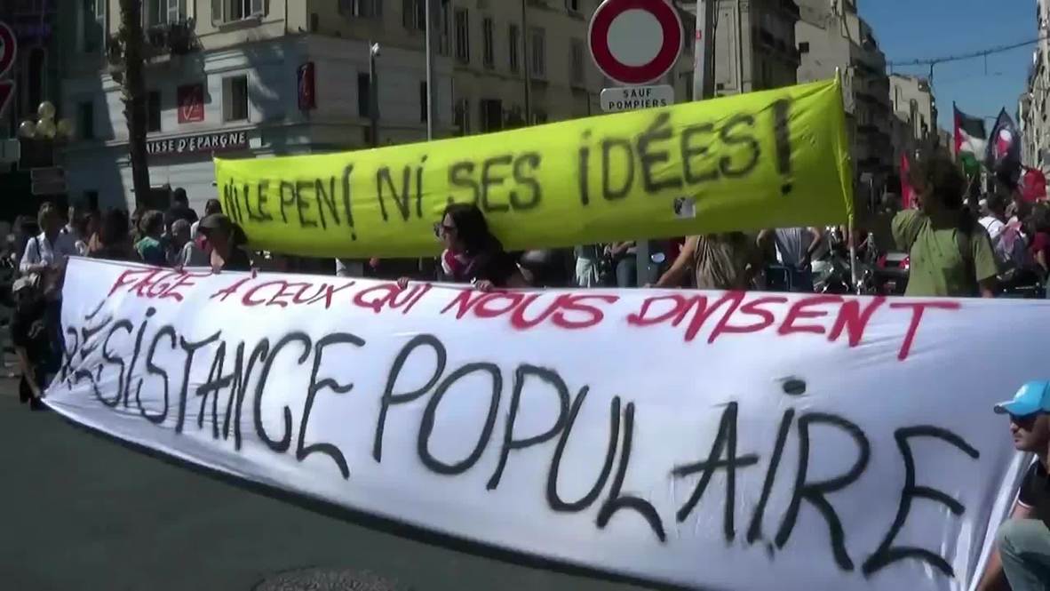 France: Pro-refugee activists protest outside National Front 'summer school'
