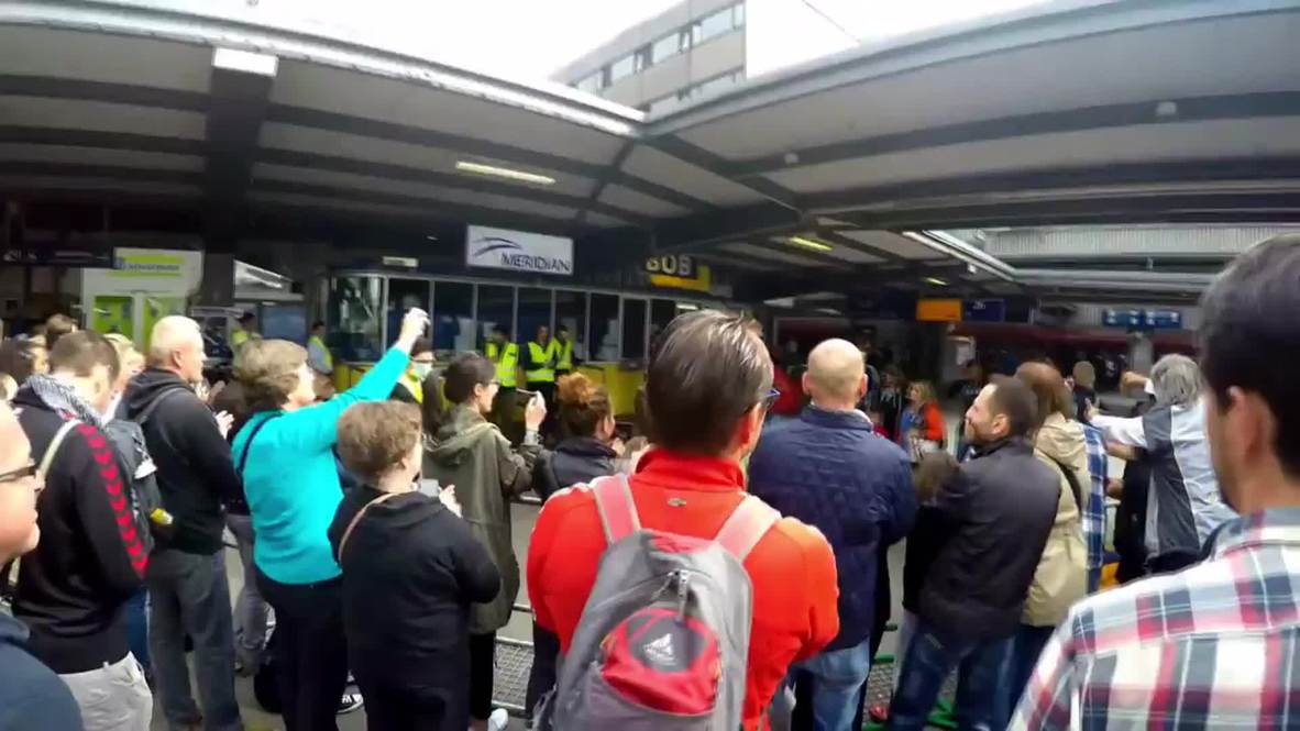 Germany: Munichers give refugees a warm welcome to their city