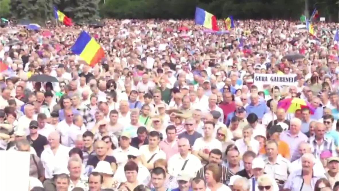 Moldova: Thousands of anti-government protesters rally in Chisinau