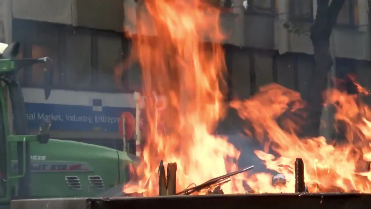 Belgium: Farmers start fires as they descend on EC HQ in Brussels