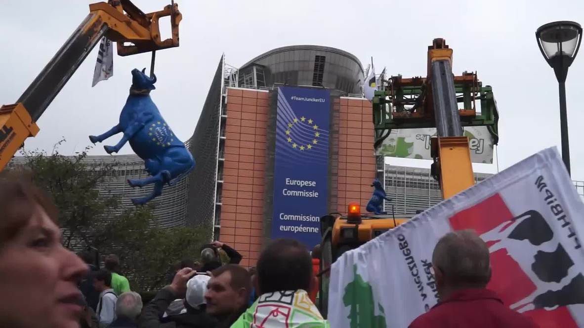 Belgium: Eggs & firecrackers fly as farmers protest in Brussels