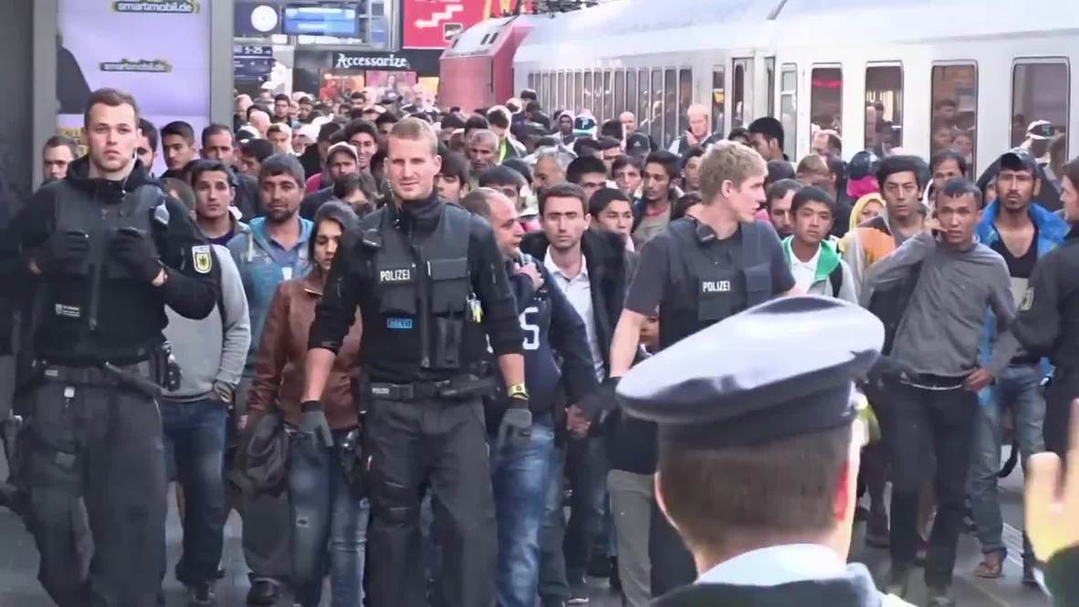 Germany: More than 800 Syrian refugees arrive in Munich