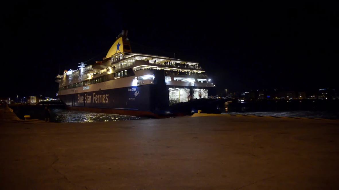 Greece: Thousands of refugees arrive in Athens from over-capacity Lesbos