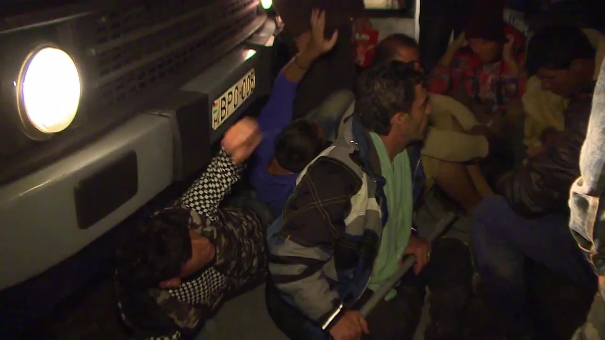 Hungary: Refugees block buses to Roszke detainment camp