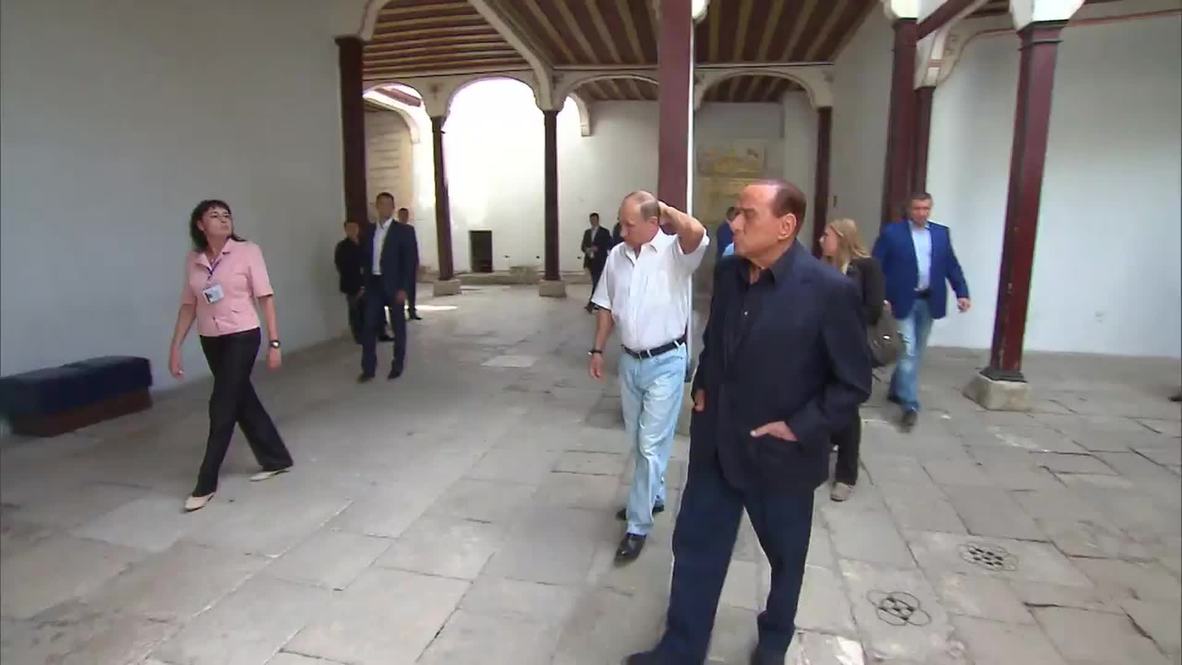 Russia: Putin and Berlusconi visit Khan's Palace in Crimea