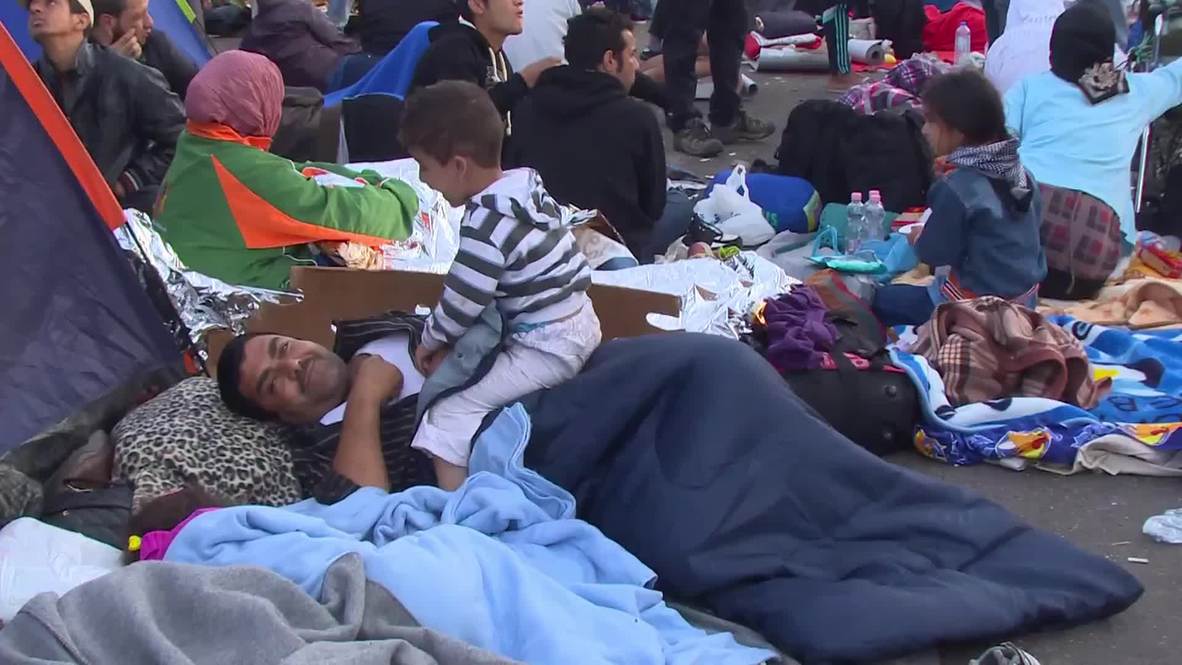Serbia: Refugees camp on motorway as Hungarian border remains closed