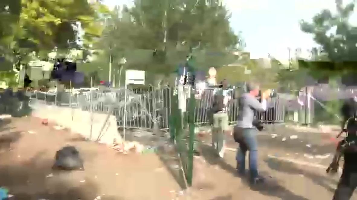 Serbia: Police deploy tear gas and water cannon against refugees at border