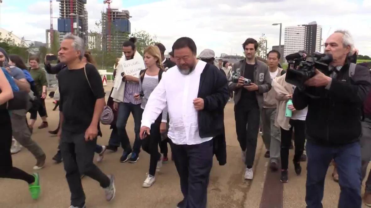 UK: Ai Wei Wei and Anish Kapoor trek across London in solidarity with refugees