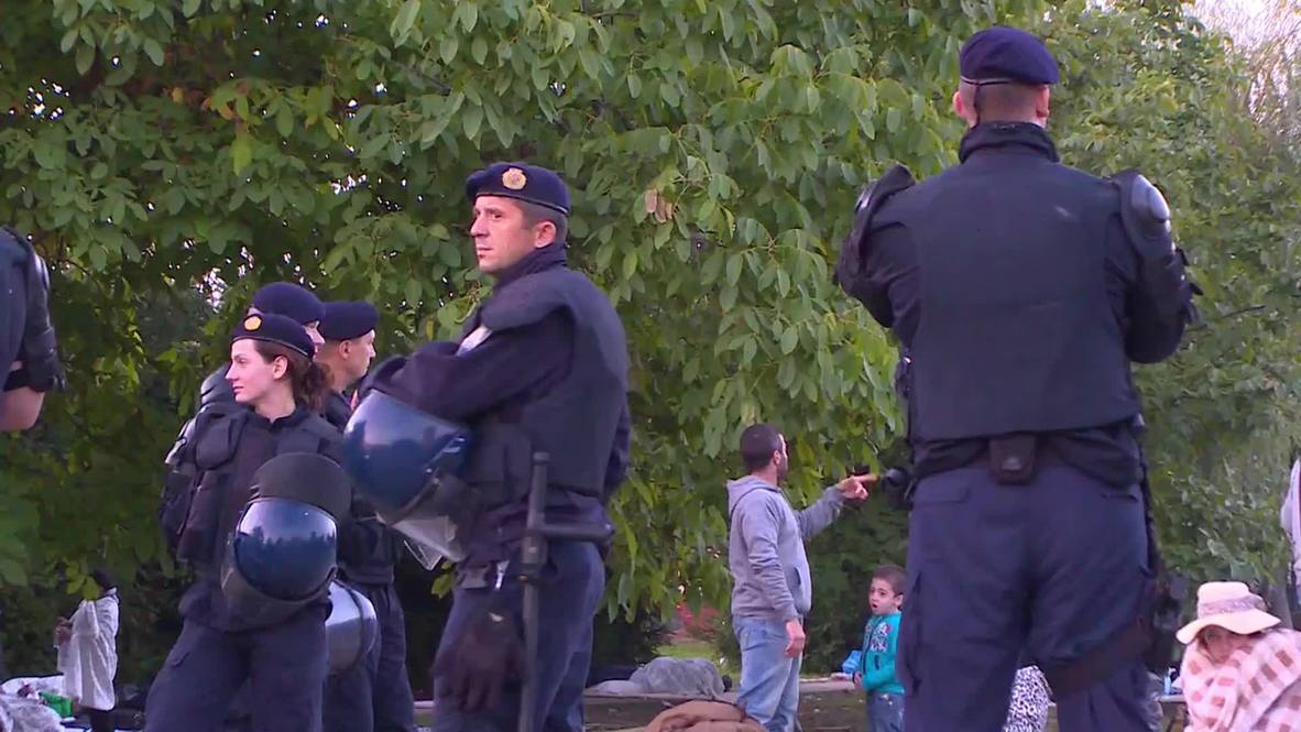 Croatia: Refugees wake up after spending night queuing for buses in Tovarnik