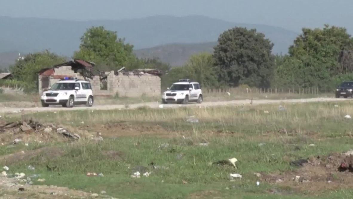 Macedonia: EU Commissioner Johannes Hahn visits refugee centre on Greek border