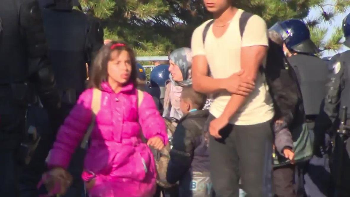 Croatia: Refugees struggle to board bus bound for Hungarian border