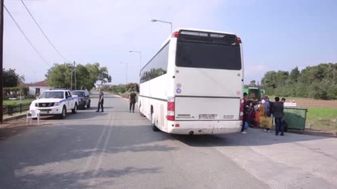 Greece: Thousands of refugees cross border into Macedonia