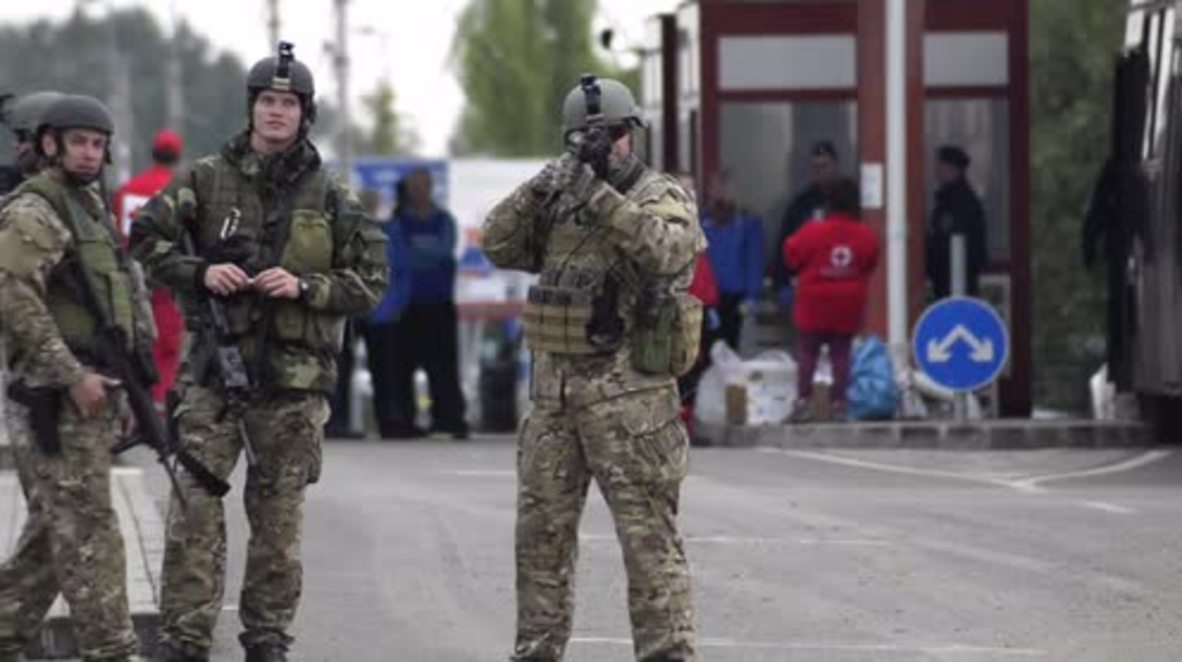 Croatia: Hundreds of refugees cross into Hungary under military supervision