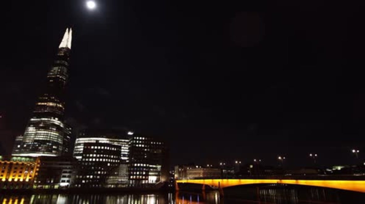 UK: Time-lapse captures the stunning 'Super Blood Moon' over London's skyline